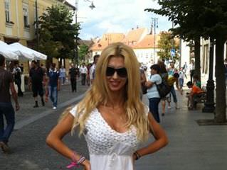 foto - andreea bălan se relaxează la sibiu. s-a plimbat pe bălcescu într-o rochie sexy