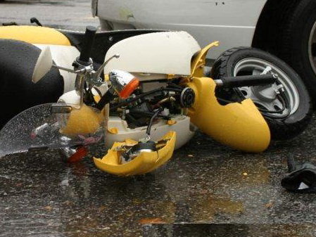 un tractor a acroşat un moped la orlat