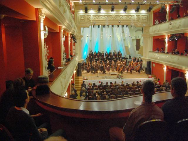 orchestra română de tineret pe scena sălii thalia