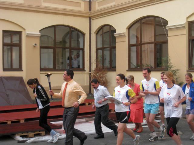 prefectul de sibiu a ieşit să alerge în costum ca să preia torţa „world harmony run”