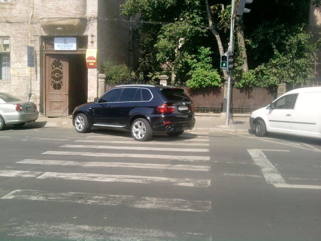 topul mârlanilor: bmw x5 parcat pe trecerea de pietoni de vizavi de palatul de justiţie