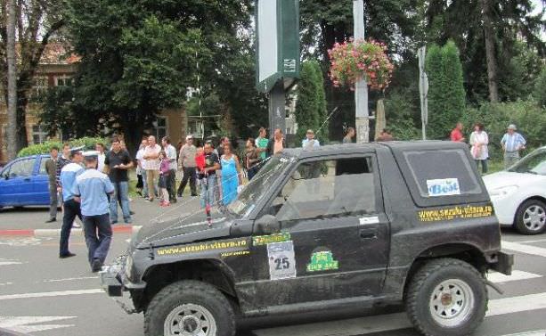 video - femeie a fost lovită de un jeep pe trecerea de pietoni pe coposu