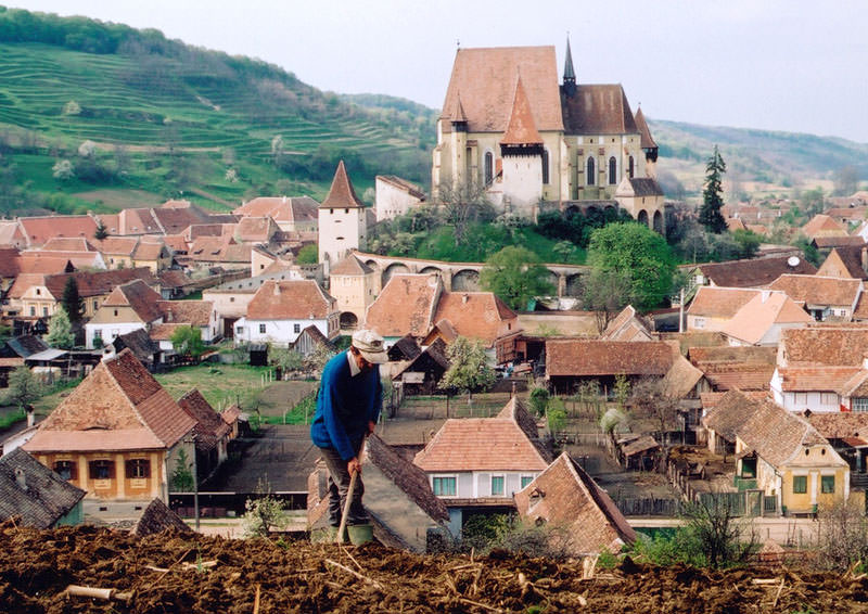 Sașii din Ardeal se reunesc la Brașov și lansează un timbru poștal cu biserica din Biertan