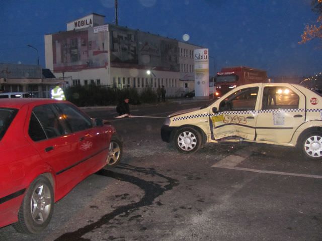 galerie foto: un taxi și un bmw s-au ciocnit pe ștefan cel mare