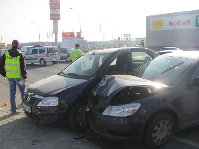 galerie foto accident la sigemo. un logan s-a tamponat cu o skoda