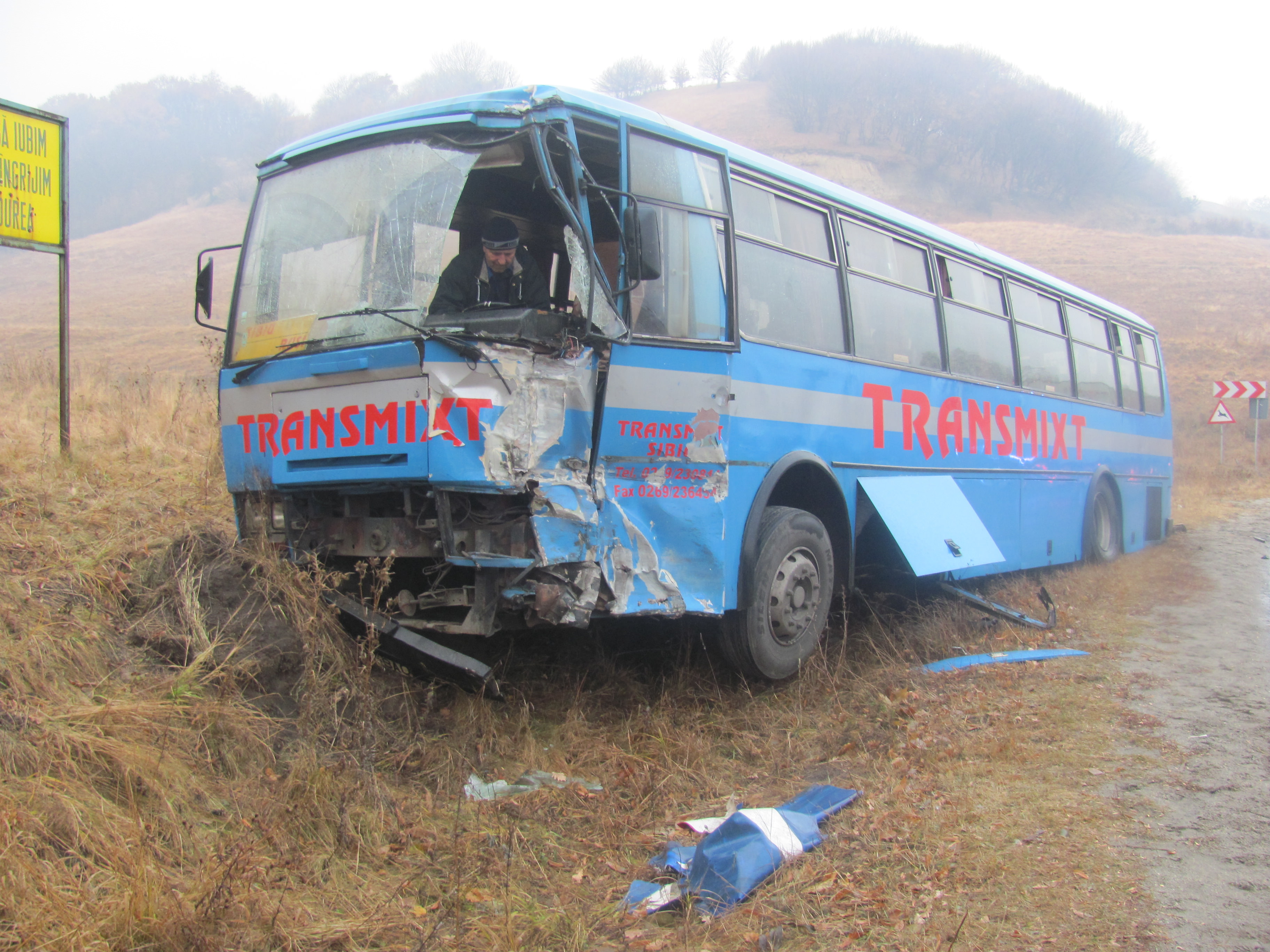 galerie foto accident cu un autocar transmixt plin cu elevi, pe dn 14 video