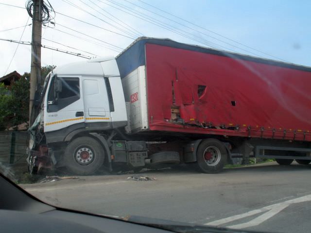 un autocar transmixt cu 17 de elevi la bord, s-a tamponat cu un tir pe dn14 la ruși