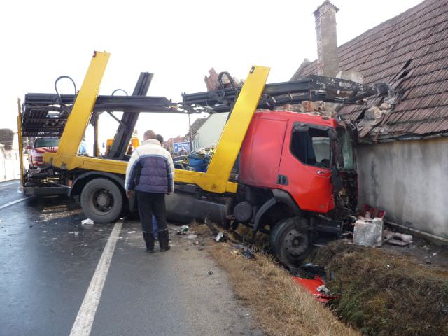 un tir a intrat în zidul unei case, pe dn1 la cristian galerie foto