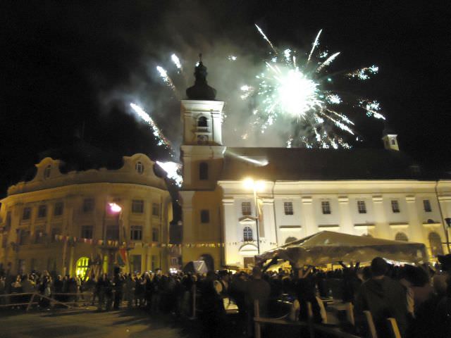 video: mii de sibieni s-au distrat de revelion în piața mare din sibiu. vezi focurile de artificii și ce a spus primarul iohannis