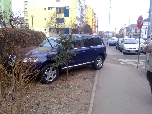 topul mârlanilor: cum parchează un vâlcean maşina în sibiu? pune touareg-ul direct pe spaţiul verde