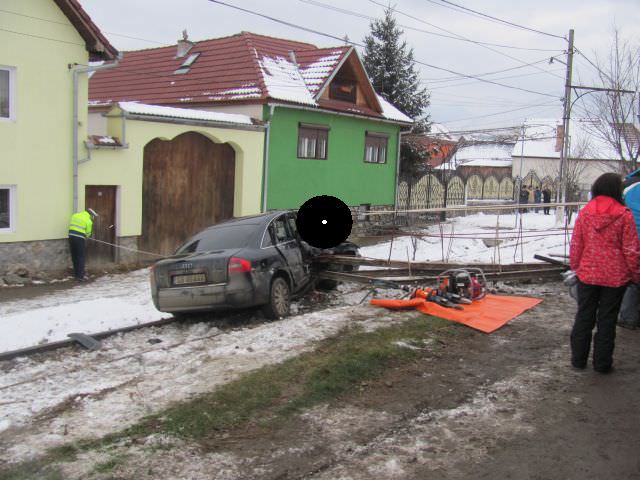 GALERIE FOTO: Accident tragic la Răşinari. O tânără murit pe loc după ce i s-a înfipt o tijă în cap. UPDATE VIDEO