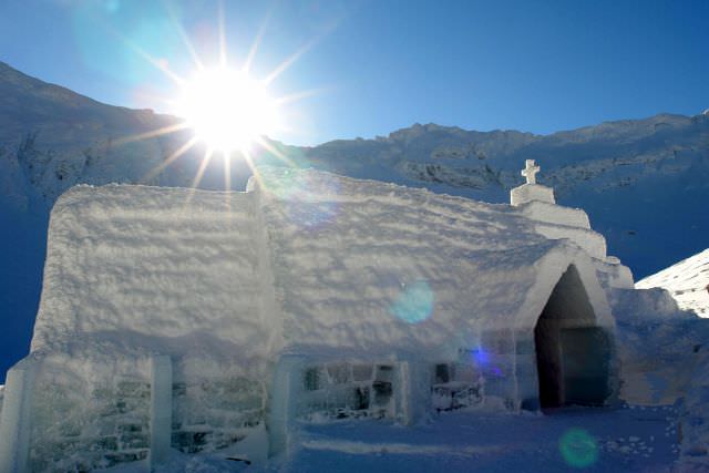 FOTO - Au început lucrările la noua Biserică de Gheaţă de la Bâlea Lac