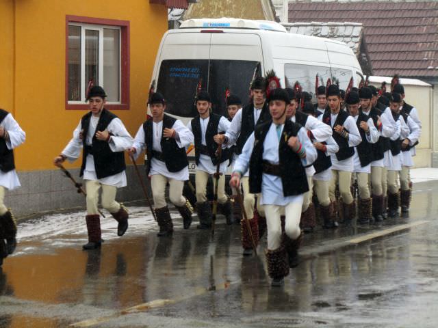 poftiţi la balul junilor de la gura râului de sfântul ion