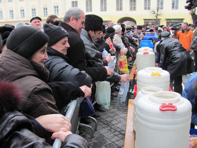 video foto: peste 5.000 de sibieni au mers să ia aghiasmă la slujba de bobotează din piaţa mare