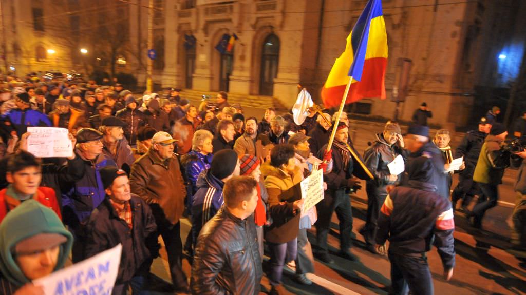 peste 1.800 de sibieni protestează prin sibiu în mod pașnic!