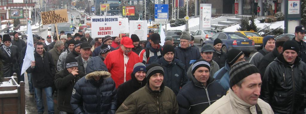 VIDEO – FOTO: Aproximativ 200 de sindicalişti au protestat în centrul Sibiului