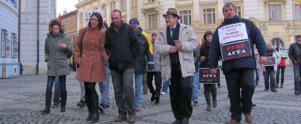 video-foto aproximativ 20 de sibieni au protestat sâmbătă împotriva acta în piața mare