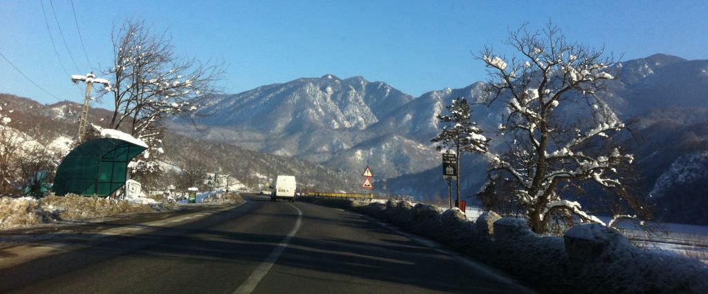 trafic închis complet pe valea oltului pe dn7 din cauza ninsorilor şi avalanşelor de zăpadă