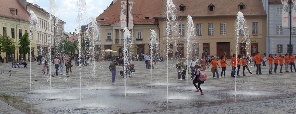 Maratonul de 25 de ore de teatru pornește și arteziana din Piața Mare