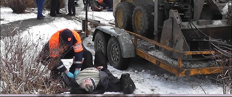 video foto două femei strivite de o remorcă în stația de autobuz pe strada lungă