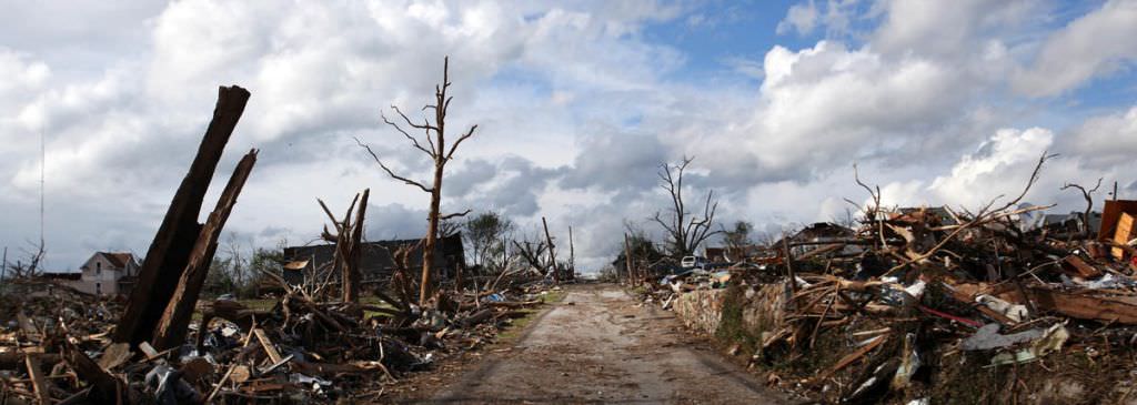 tornade în sua: cel puţin 14 persoane au murit şi un oraş a fost distrus complet