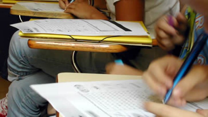 elev eliminat la bac după ce a intrat în sala de examen cu telefonul mobil