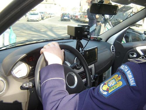 Poliţiştii ies cu radarele pe drumurile din judeţ, vineri şi sâmbătă. Cei care nu respectă viteza legală vor fi amendaţi