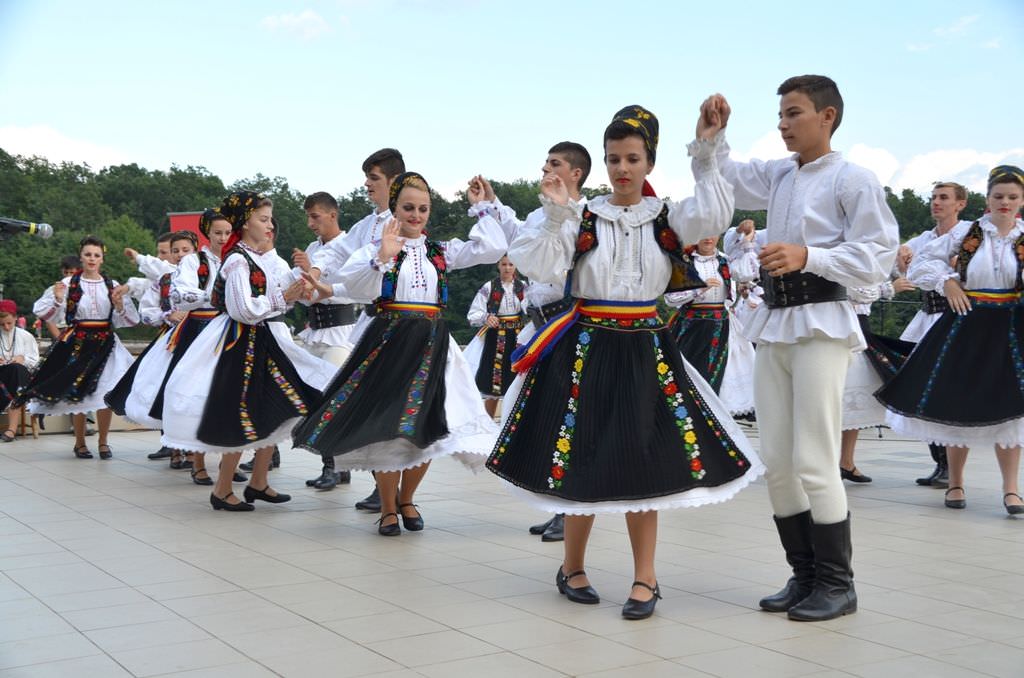 sfârşit de săptămână cu târg şi festival în muzeul în aer liber