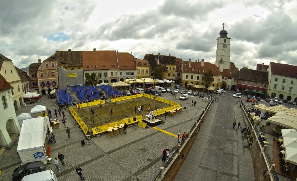 FOTO A început Sibiu Sands 2013. Volei pe nisip în Piața Mică