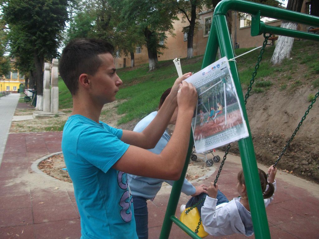 Tinerii speră să-i civilizeze prin afişe pe medieşenii certaţi cu bunul simţ