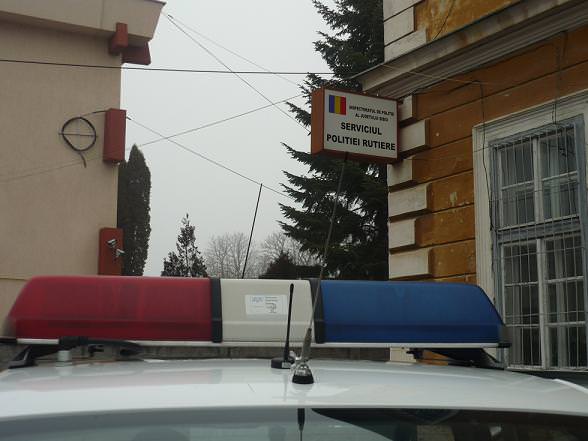 Poliţiştii rutieri supraveghează traficul în zona trecerilor la nivel cu calea ferată din judeţul Sibiu