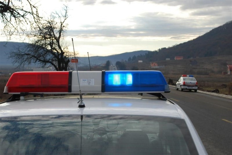 tânăr de 24 de ani, suspectat de furtul unei maşini, reţinut de poliţişti. maşina, găsită în curtea unui potenţial cumpărător