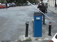 VIDEO INCREDIBIL: Un bărbat a rupt bariera cu mâna pentru ca un alai de nuntă să intre în centru!