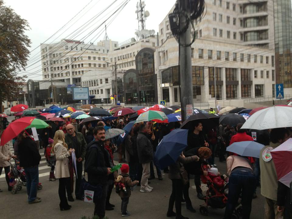 sute de sibienii au protestat împotriva exploatărilor de la roşia montană, cu umbrele colorate