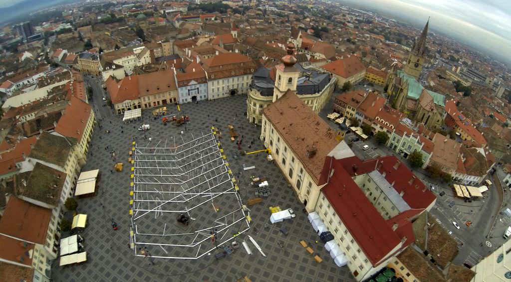 foto piața mare acoperită de un cort gigant pentru cibin fest 2013