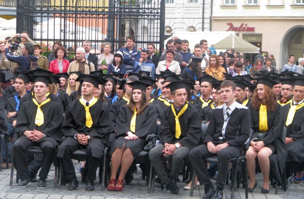 deschiderea anului universitar nu mai are loc în centru. evenimentul a fost amânat de ploaie