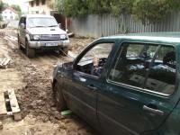 video senzaţional: operaţiune de salvare din noroi – o maşină a rămas blocată 2 ore!