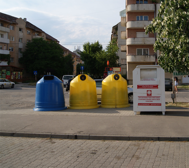 sibienii pot dona haine sau încălţăminte pentru familiile nevoiaşe, în containere albe, inscripţionate