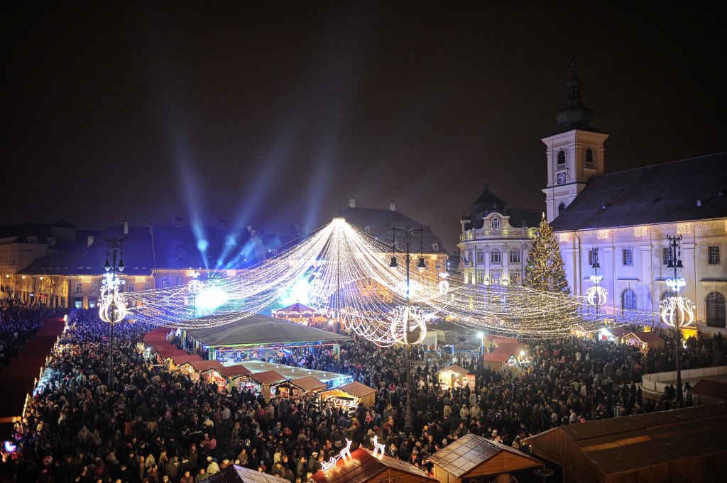 la fel ca în ultimii şapte ani, târgul de crăciun din sibiu dă tonul sărbătorilor de iarnă în țară, în noiembrie