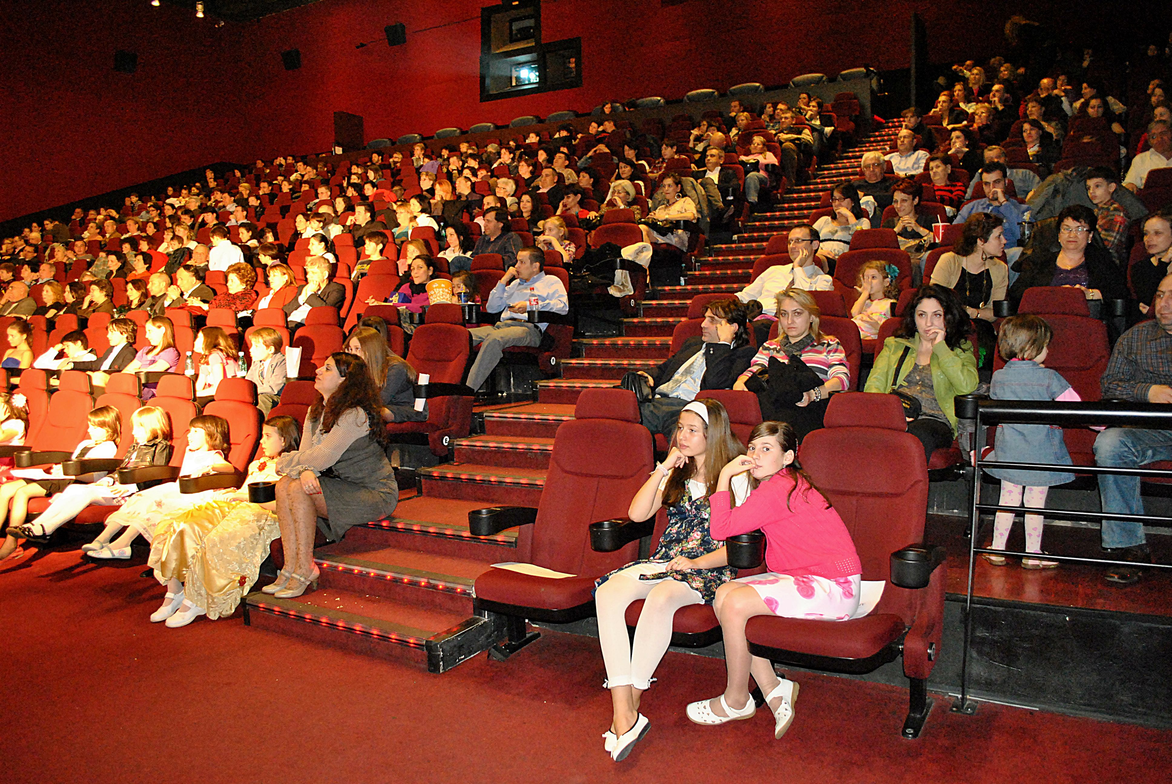 tu pe ce scaun stai la cinema!? ai grija unde te asezi deoarece asta spune totul despre tine!