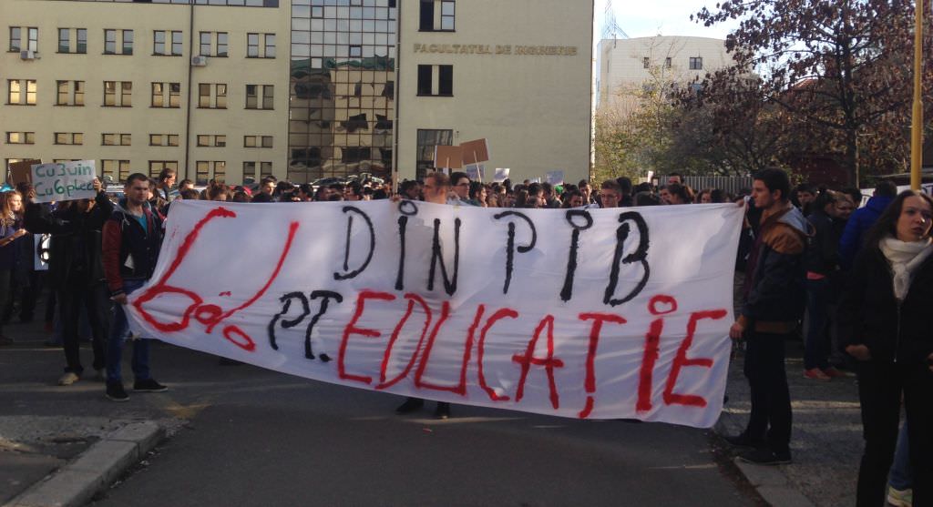 VIDEO FOTO Peste 1.500 de studenti si profesori au protestat la Sibiu. Ce mesaj au transmis Guvenului