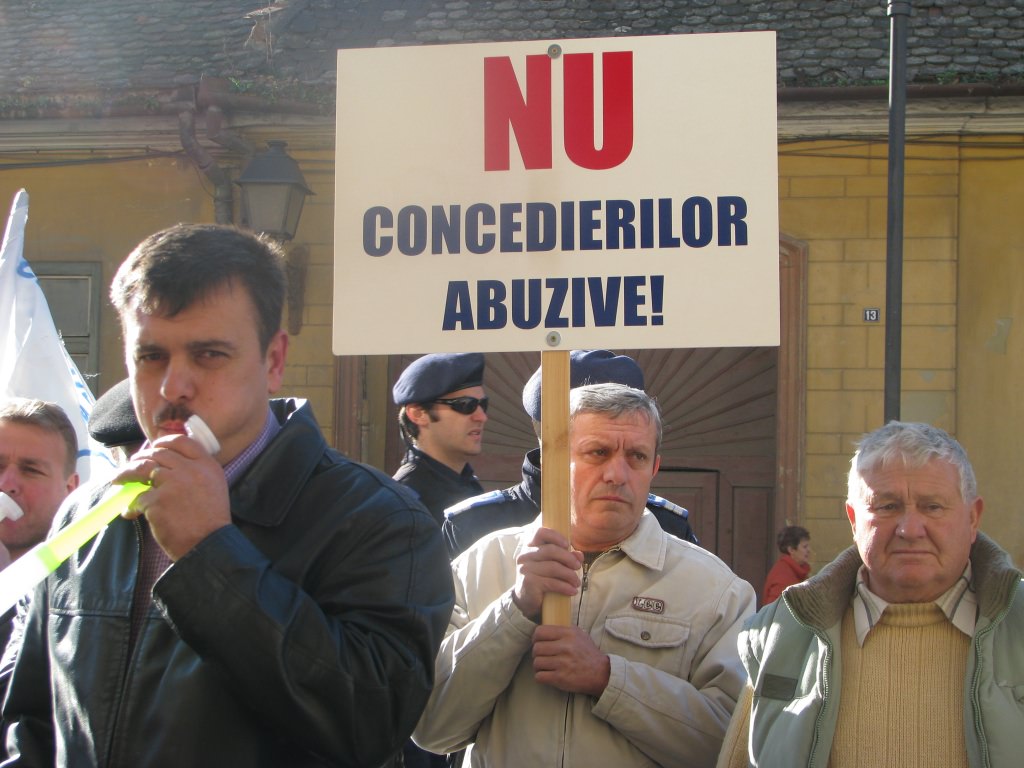 VIDEO Aproximativ 60 de militanţi sindicali din cadrul Cartel Alfa au pichetat, vineri, sediul Prefecturii judeţului