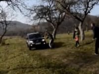 video incredibil: o maşină de la prospecţiuni dă peste oameni, şoferul a fost salvat de poliţie din mâinile acestora!