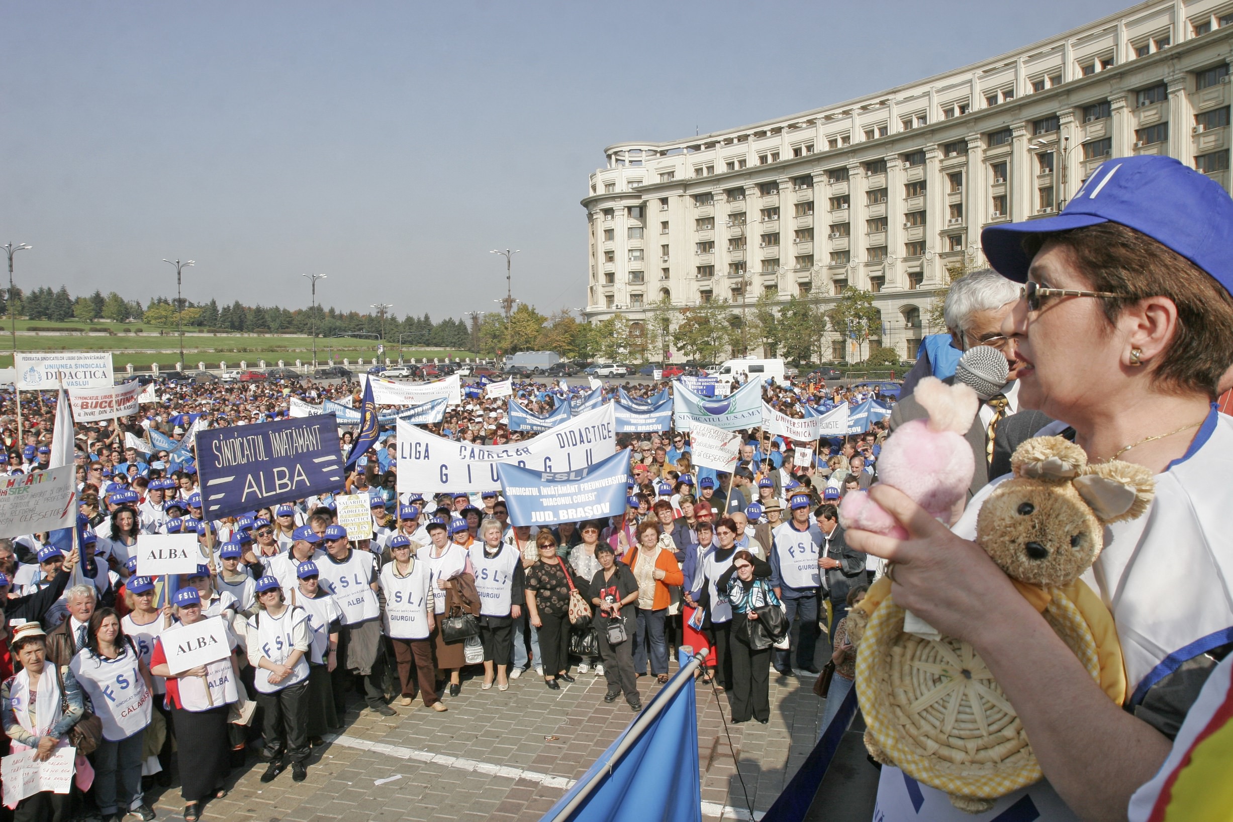 peste 3.000 de profesori protesteaza in strada! traficul a fost paralizat in capitala!