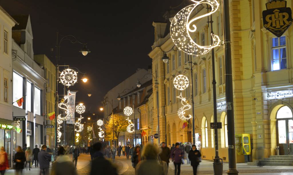 s-a aprins noul iluminat festiv pe nicolae bălcescu. uite ce bine arată!