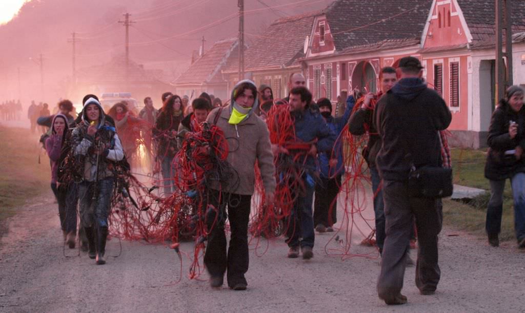 foto revolutie la moșna. localnicii au strâns cablurile celor de la prospecțiuni sub ochii jandarmilor!