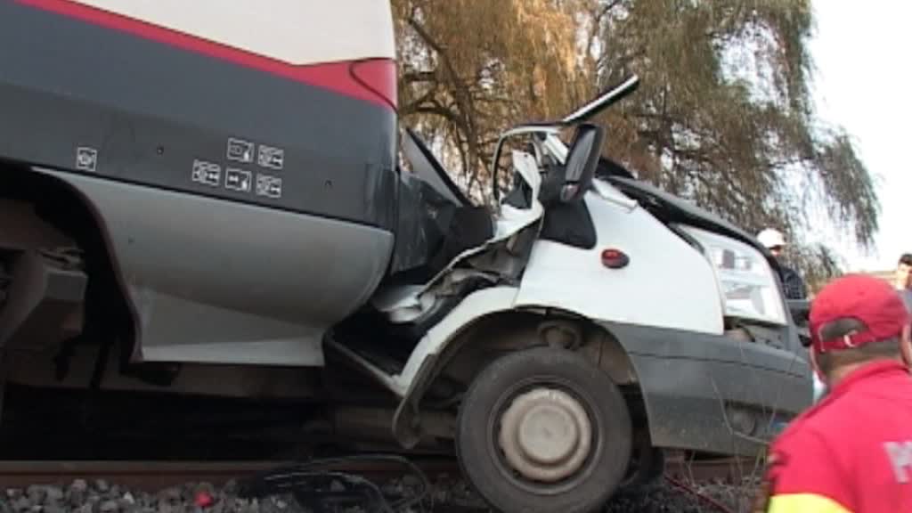 VIDEO FOTO Microbuz spulberat de un tren la Ocna Sibiului. Un tânăr a fost grav rănit