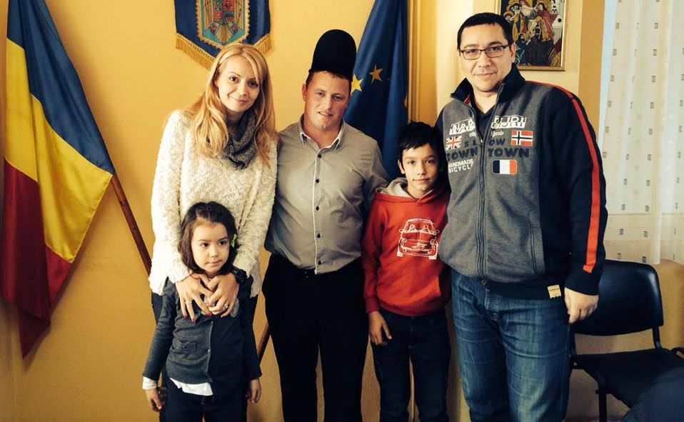 foto victor ponta si-a dus familia acasă la ghiță ciobanul în jina. uite cu ce au fost serviți!