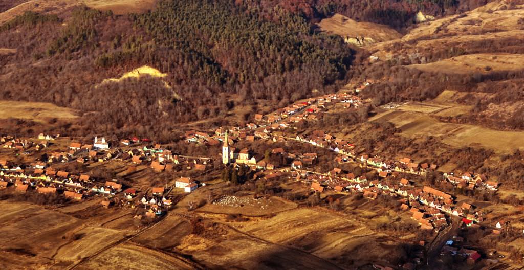 în județul sibiu există satul cu trei biserici în aceeași curte