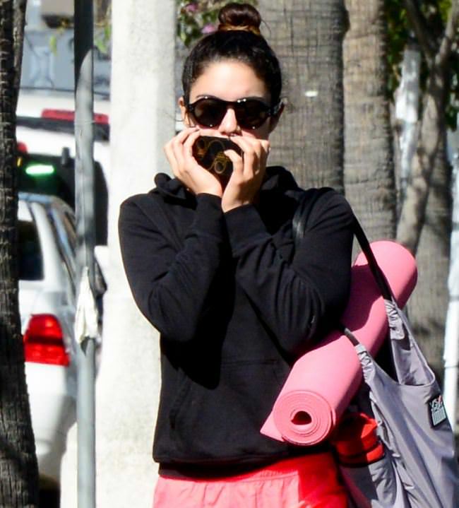 Vanessa Hudgens pozata in papuci de casa pe strada la Hollywood